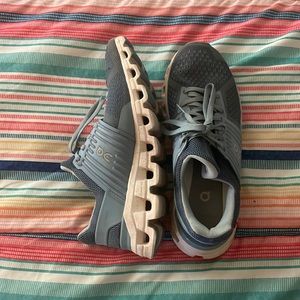 On-Cloud running shoes, blue, women’s size 7
